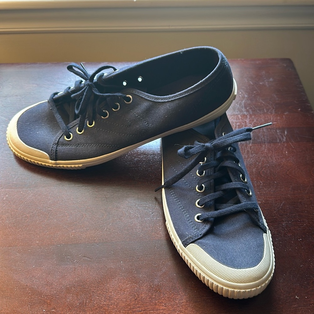 Navy blue Tretorn sneakers